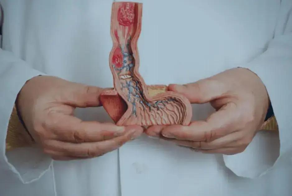 Higiene íntima precária pode aumentar risco de câncer de pênis, alerta urologista